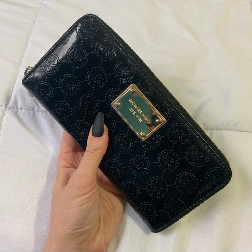 Michael Kors Classic Zip Around Wallet